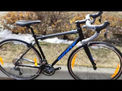 Видео: Giant Contend 3 2021 Необзор шоссейного велосипеда
