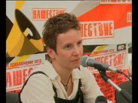 Видео: Светлана Сурганова - НАШЕствие-2004 - пресс-конференция