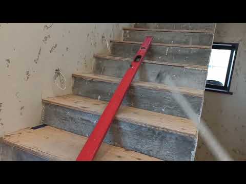 Видео: Недостатки фанерной обшивки бетонной лестницы.