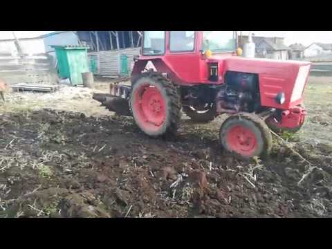 Видео: Трактор в деле! Т-25 с плугом! Пашем огород