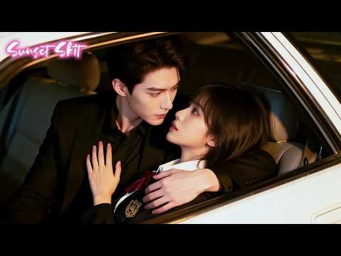 Видео: Она запаниковала и села в машину CEO. Один поцелуй заставил его потерять контроль и крепко обнять.