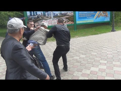 Видео: В Уральск е в ходе протеста неизвестные грубо задержали бывшего полицейского 31 мая