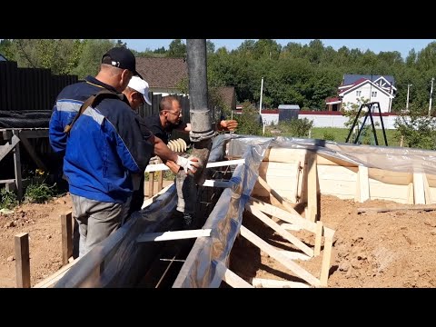 Видео: Фундамент на склоне. От траншеи до заливки, показываю все этапы.