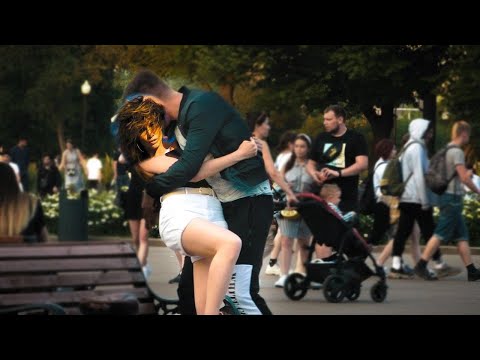 Видео: Сосу Дженнифер Лопес в парке