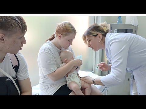 Видео: Первая прививка малышки 