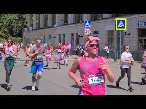Видео: Красочный забег в Лужниках 2024
