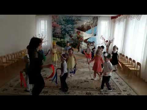 Видео: Танец с лентами "Скачет по полям", средняя группа