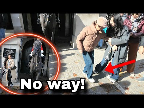 Видео: УЙДИТЕ!❌️ Королевской гвардии надоели эти китайские туристы!