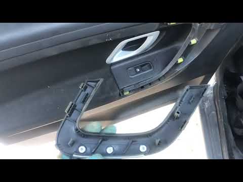 Видео: Как снять заднюю наружную ручку двери,обшивку и замок на автомобиле Skoda Roomster