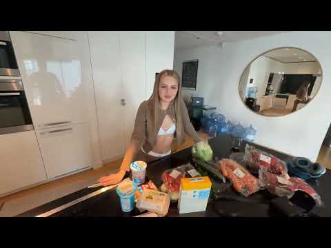 Видео: ЗЛОЙ И КАРИНА ГОТОВЯТ ФАРШИРОВАННЫЕ ПЕРЦЫ ｜ZLOYn КУКИНГ