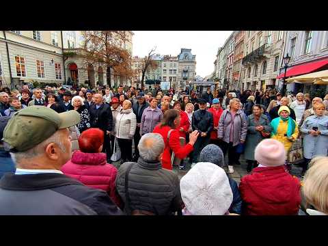 Видео: Львів 2025: дивний хор співає у центрі Ти ж мене підманула Західний вітер Lviv walking tour