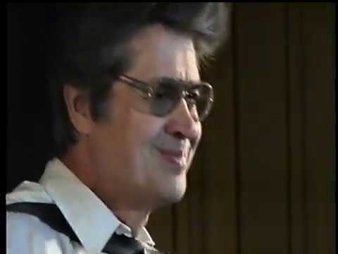 Видео: Валерий Арафаилов (аккордеон) - "Крутится вертится шарф голубой". Проект http://неоткрытые-звёзды.рф