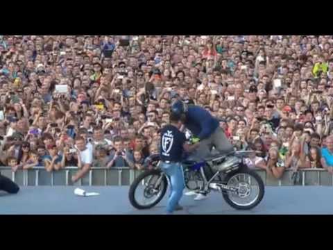Видео: Дед на мотоцикле.