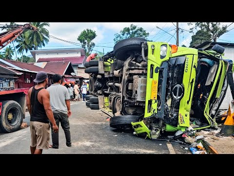 Видео: Большой грузовик перевернулся из-за отказа тормозов
