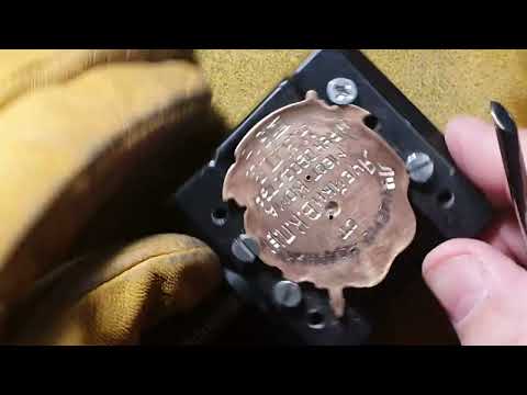 Видео: Гравировка на реверсе 5 в 4