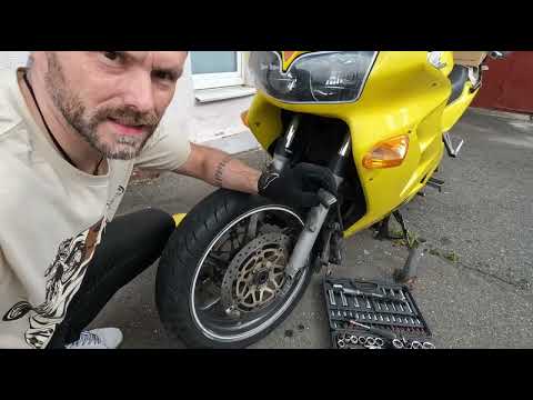 Видео: Замена подшипников переднего колеса Honda VFR800