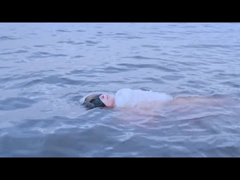 Видео: ФИЛЬМ! КУПАЯСЬ В УЕДИНЕННОМ ОЗЕРЕ ДЕВУШКА ЗАМЕТИЛА ЧТО ЗА НЕЙ НАБЛЮДАЮТ! Отель "Феникс"! Новый фильм