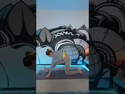 Видео: 15 минут утренней йоги 🌞 Заряди тело и ум | Практикуй со мной онлайн