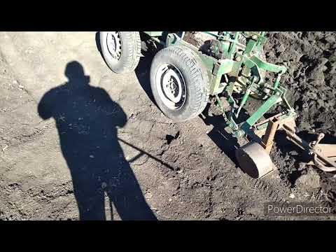 Видео: Конный плуг для мини трактора, пашет хорошо , но криво, в чем причина.