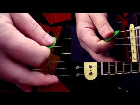 Видео: НОВИЧКАМ! Как Держать Медиатор? Очень Наглядно.