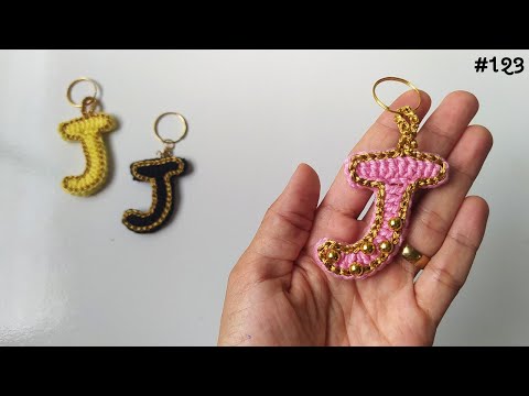 Видео: Брелок крючком буква "J" - ряд: буквы алфавита (подзаголовок)