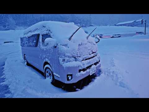 Видео: Кемпинг на тяжелых снегоходах. Чувствуя угрозу жизни | Специальный выпуск кемпера Hiace |
