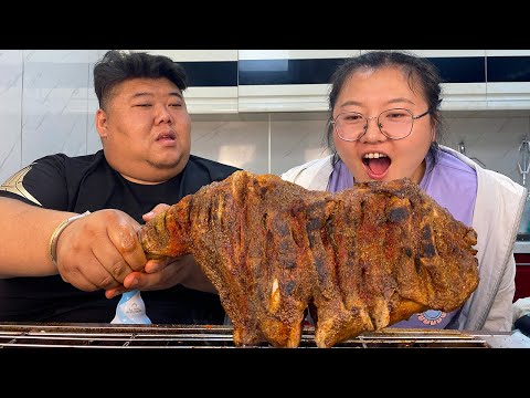 Видео: Во время Первомайских праздников брат Хоу готовит дома "Жареную баранину"!