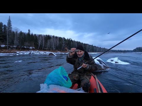 Видео: Хариус по шуге и заберегам ,на обманку ! Закрываем открытую воду.