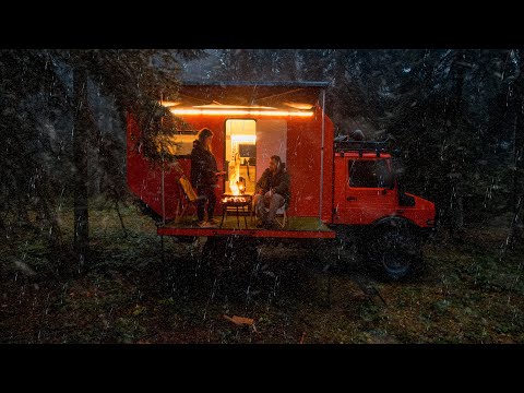 Видео: ПЕРВЫЙ СНЕЖНЫЙ ЛАГЕРЬ ГОДА В ГЛУБИНЕ ЛЕСА