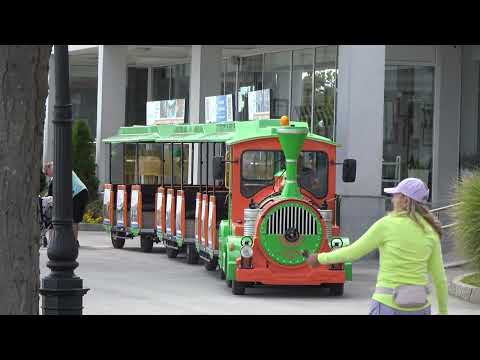 Видео: Атракционни влакчета преминават през к.к. Златни пясъци (Септември 2025г)