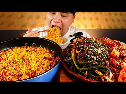Видео: Острый корейский рамен, асмр, кимчи с зеленым луком, кимчи из капусты, вкусная еда
