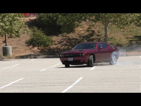 Видео: Dodge Challenger V6 - Без Компромиссов