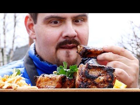 Видео: Свиные ребра-гриль и свежий салат из редьки, моркови и яблок | Гриль рецепт 🔥🔥🔥