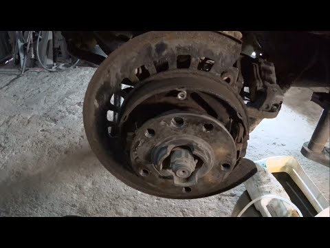 Видео: Как заменить колодки стояночного тормоза и отрегулировать ручник Porsche Cayenne [Порше Кайен]?