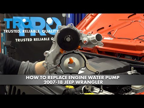 Видео: Как заменить водяной насос двигателя Jeep Wrangler 2007–18
