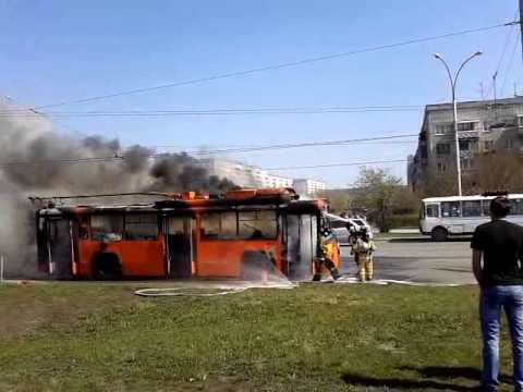 Видео: Троллейбус горит на бульваре Строителей 02.05.2014г.