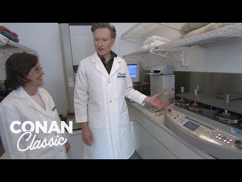 Видео: Конан посещает лабораторию «Домашнего хозяйства» | Вечер с Конаном О’Брайеном