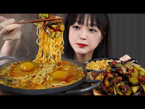 Видео: АСМР ЕДА Пряный рамен и Кимчи с огурцом | MUKBANG | EATING SHOW
