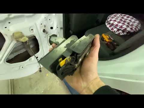 Видео: Ремонт замка двери на Рено Логан 2