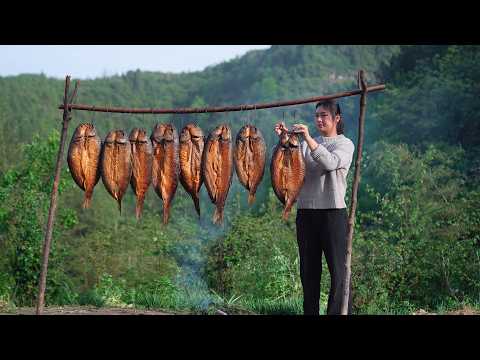 Видео: Вылов свежей рыбы путём слива воды из пруда! Копчение рыбы на листьях деревьев в горах!
