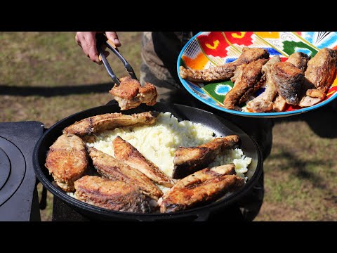 Видео: КАРП ПО-СТАРОРУССКИ В СКОВОРОДЕ НА ОГНЕ
