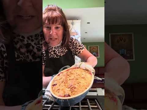 Видео: 🍏 Крамбл из яблок, груш и клюквы 🍐