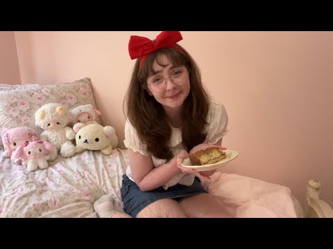 Видео: неловкая девочка ест торт ASMR