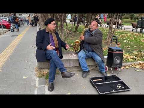 Видео: Анди Гарсия с уличен музикант в София