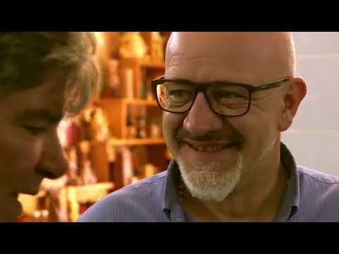 Видео: Карло Амодео и сицилийская черная пчела (документальная серия "Повелители пчел")