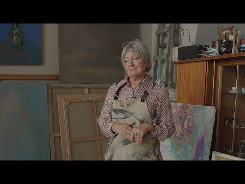 Видео: В мастерской художника Дарьи Коллеговой