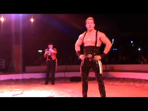 Видео: Circus Strongman Hercules in Zippos circus in London. May 2013 Силовой жонглер