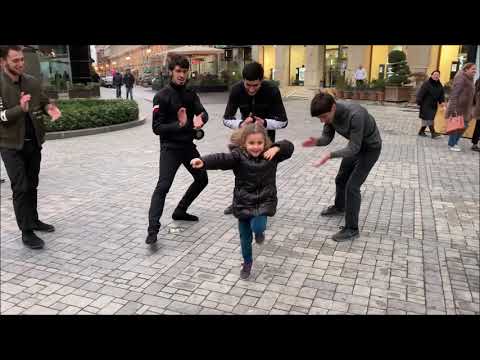 Видео: Lezginka Tarqovu 2020 Лезгинка В Торговом Центре В Баку Парни Четко Танцуют С Малышом ALISHKA