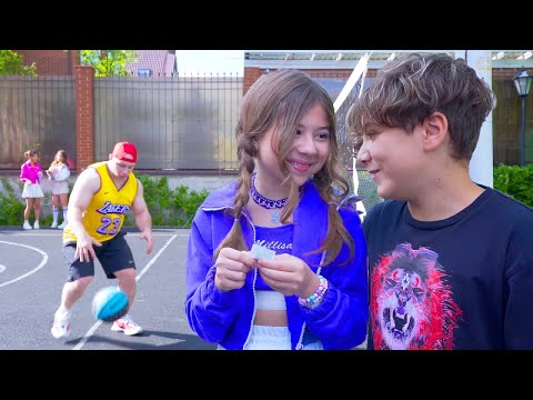 Видео: НЕОЧЕКИВАНИ ПОЉУБАЦ Milana и Kamil у школи? 😇💋 Нови тенисери уче Laura игри | KiKiDo Campus Serbian