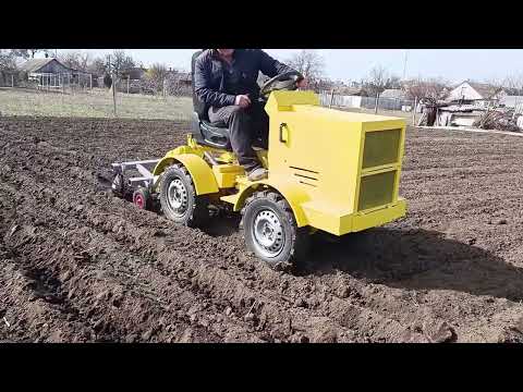 Видео: Посадка картошки минитрактором под окучники